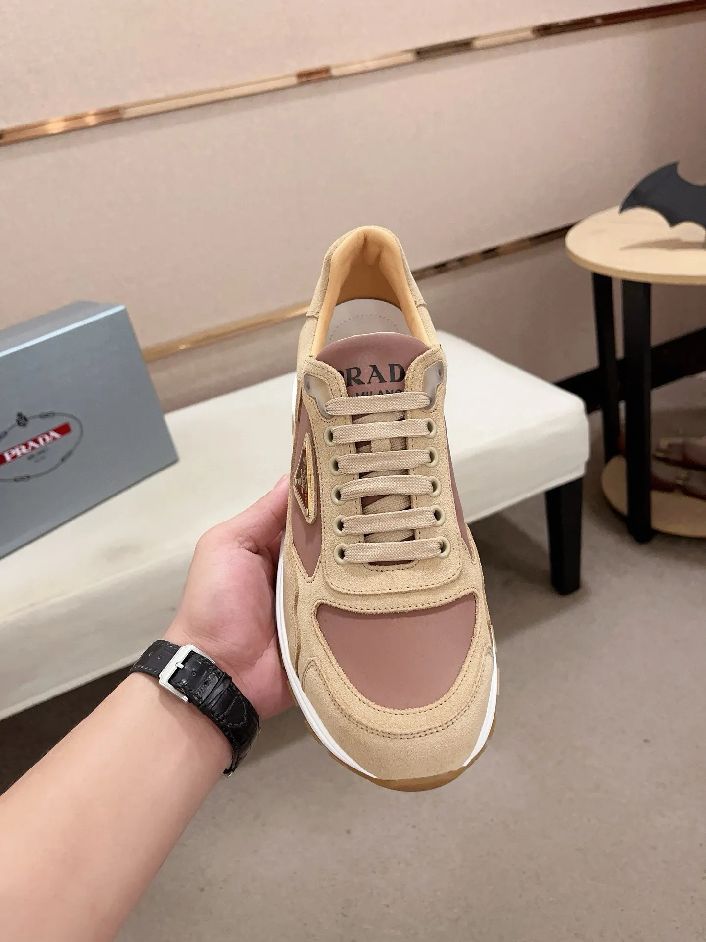 Men's Men's Shoes 💰 580💰 ✔️✔️✔️High-quality new PRADA (Prada) counters are launched simultaneously. The new men's shoes and 😘fabric are made of selected first-layer cowhide and technological glue-spraying technology. Lining: Full cowhide lining. 👍🏿High-end☄️Open-molded non-slip rubber outsole, exquisite lines, simple and elegant, comfortable and high-end for leisure travel. Code number: 38 to 44 (can be customized to 45, non-refundable!